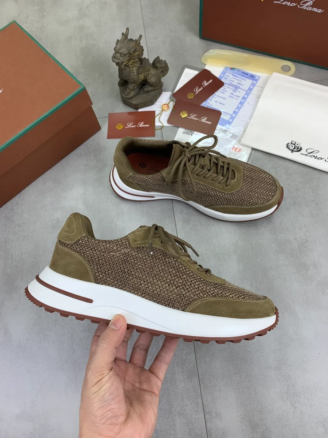Men's men's shoes 💰P440 New model 💰 The latest casual shoes Loro Piana 💯 Top grade 💯 Buy the original copy 💯 Founded the existing Loro Piana company on April 24, 1924. It is now the sixth generation of family business, providing top quality products to customers who are discerning about taste and quality. Imported original fly woven fabric with cowhide fabric, plain calfskin lining. Hand-sewn thread with cowhide feet. Original packaging. High-end outsole. Size: 38-44 (customized for 45 and 46). 5️⃣ colors available.